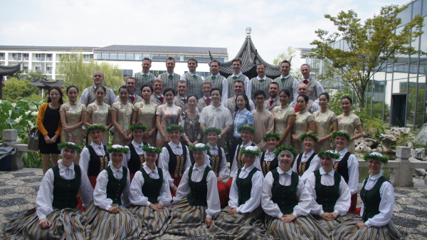 拉脱维亚优秀民间舞蹈团走进苏州评弹学校